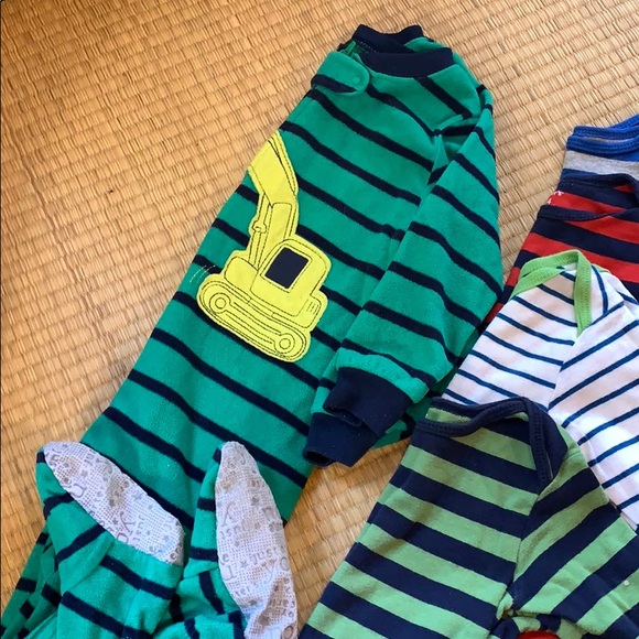 Winter ❄️ ready 5 pcs set / 4 onesies+1 pj onesies - Picture 2 of 4